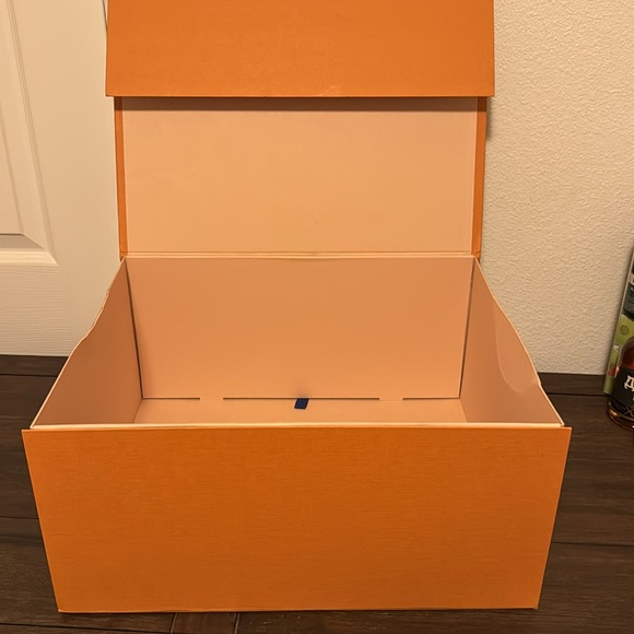 💯 authentic Louis Vuitton box 16”x13”7 and Red ribbon - Picture 2 of 7